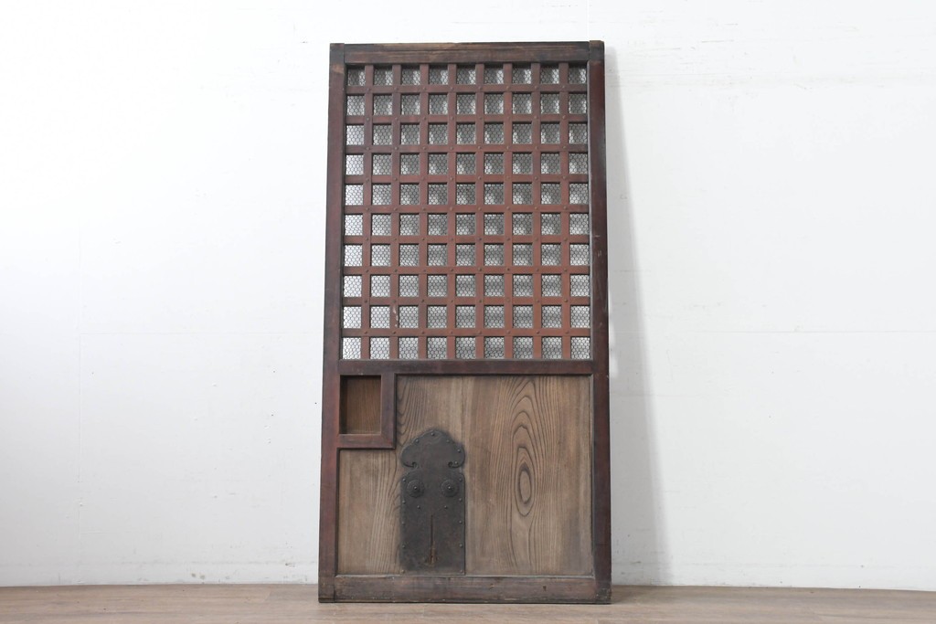 アンティーク建具　明治から大正期　しっかりとしたつくりの金網入りきつね格子蔵戸1枚　　(R-086519)