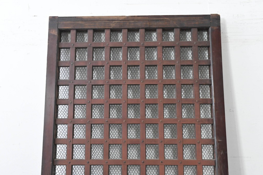 アンティーク建具　明治から大正期　しっかりとしたつくりの金網入りきつね格子蔵戸1枚　　(R-086519)