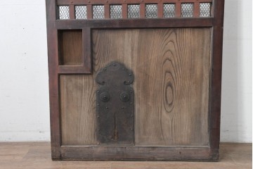 アンティーク建具　明治から大正期　しっかりとしたつくりの金網入りきつね格子蔵戸1枚　　(R-086519)