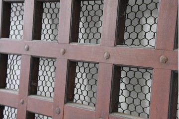 アンティーク建具　明治から大正期　しっかりとしたつくりの金網入りきつね格子蔵戸1枚　　(R-086519)