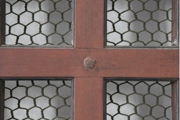 アンティーク建具　明治から大正期　しっかりとしたつくりの金網入りきつね格子蔵戸1枚　　(R-086519)