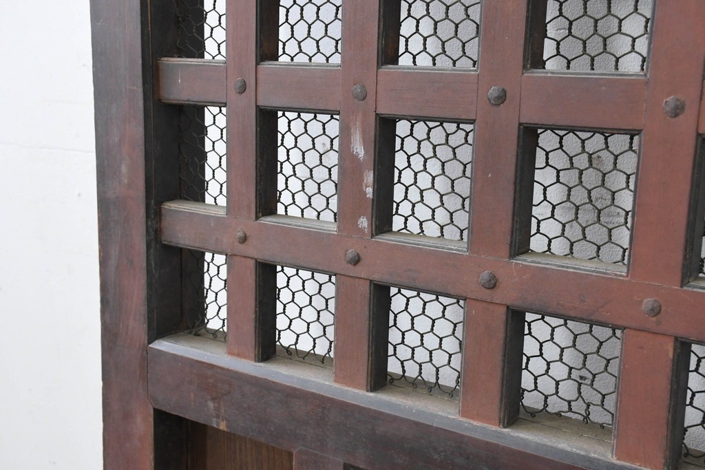 アンティーク建具　明治から大正期　しっかりとしたつくりの金網入りきつね格子蔵戸1枚　　(R-086519)