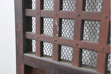 アンティーク建具　明治から大正期　しっかりとしたつくりの金網入りきつね格子蔵戸1枚　　(R-086519)