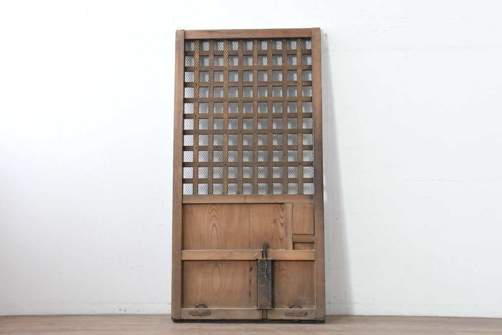 アンティーク建具　明治から大正期　しっかりとしたつくりの金網入りきつね格子蔵戸1枚　　(R-086519)