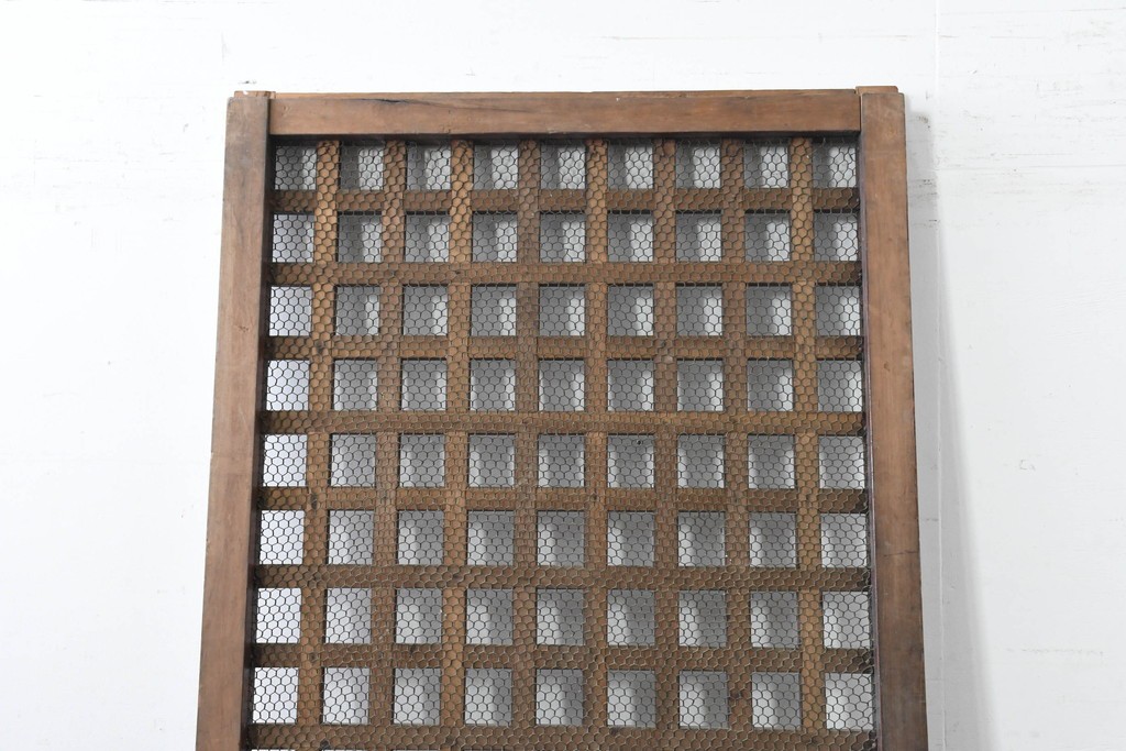 アンティーク建具　明治から大正期　しっかりとしたつくりの金網入りきつね格子蔵戸1枚　　(R-086519)