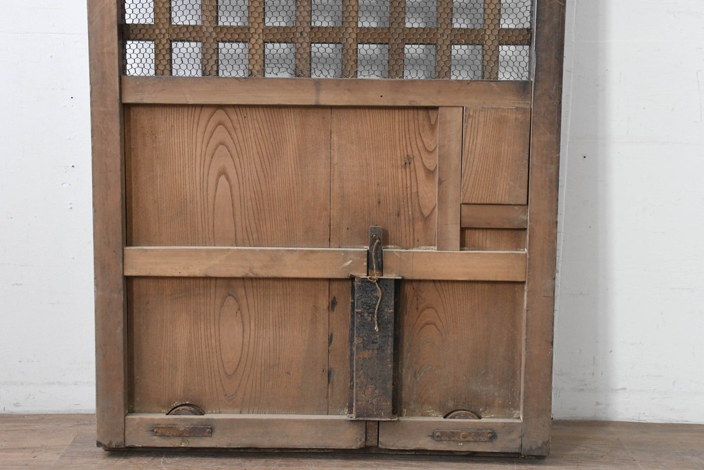 アンティーク建具　明治から大正期　しっかりとしたつくりの金網入りきつね格子蔵戸1枚　　(R-086519)