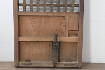 アンティーク建具　明治から大正期　しっかりとしたつくりの金網入りきつね格子蔵戸1枚　　(R-086519)