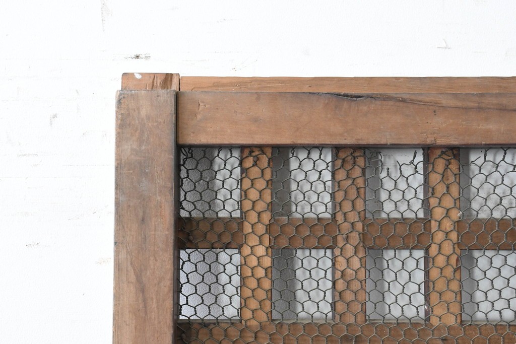 アンティーク建具　明治から大正期　しっかりとしたつくりの金網入りきつね格子蔵戸1枚　　(R-086519)