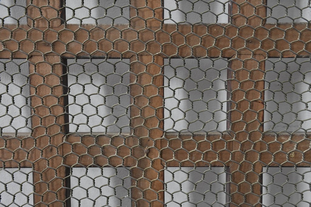 アンティーク建具　明治から大正期　しっかりとしたつくりの金網入りきつね格子蔵戸1枚　　(R-086519)