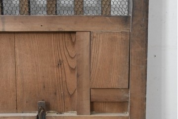 アンティーク建具　明治から大正期　しっかりとしたつくりの金網入りきつね格子蔵戸1枚　　(R-086519)