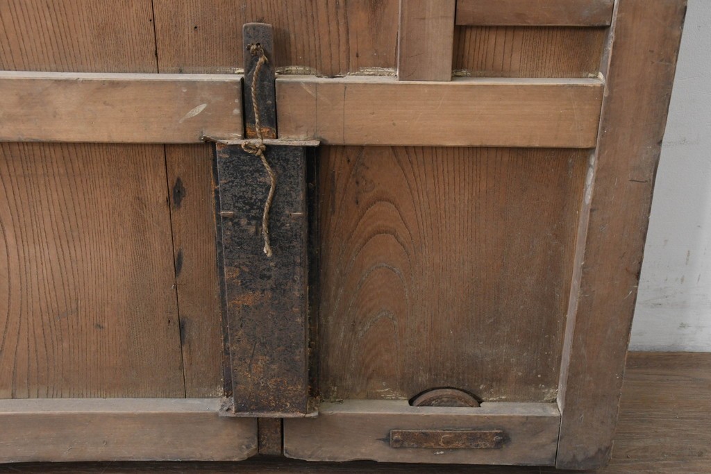 アンティーク建具　明治から大正期　しっかりとしたつくりの金網入りきつね格子蔵戸1枚　　(R-086519)