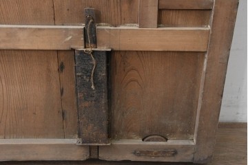 アンティーク建具　明治から大正期　しっかりとしたつくりの金網入りきつね格子蔵戸1枚　　(R-086519)