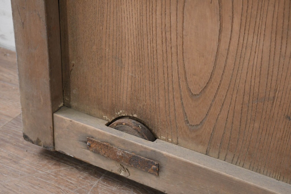 アンティーク建具　明治から大正期　しっかりとしたつくりの金網入りきつね格子蔵戸1枚　　(R-086519)