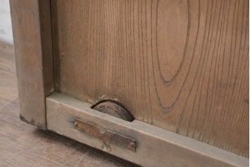 アンティーク建具　明治から大正期　しっかりとしたつくりの金網入りきつね格子蔵戸1枚　　(R-086519)