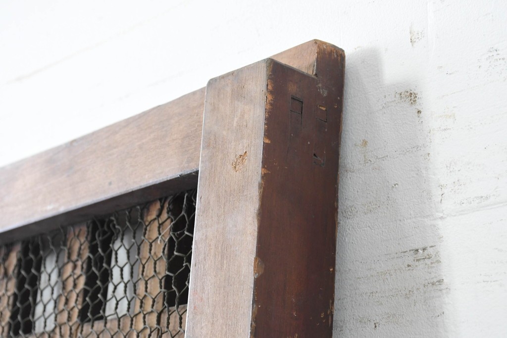 アンティーク建具　明治から大正期　しっかりとしたつくりの金網入りきつね格子蔵戸1枚　　(R-086519)