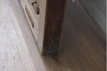 アンティーク建具　明治から大正期　しっかりとしたつくりの金網入りきつね格子蔵戸1枚　　(R-086519)