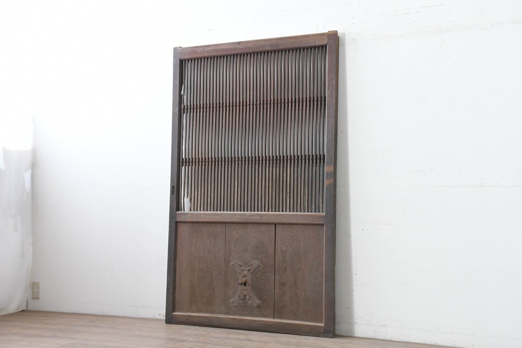アンティーク建具　明治から大正期　栗(クリ)材　細やかな縦桟格子の蔵戸1枚　　(R-086520)