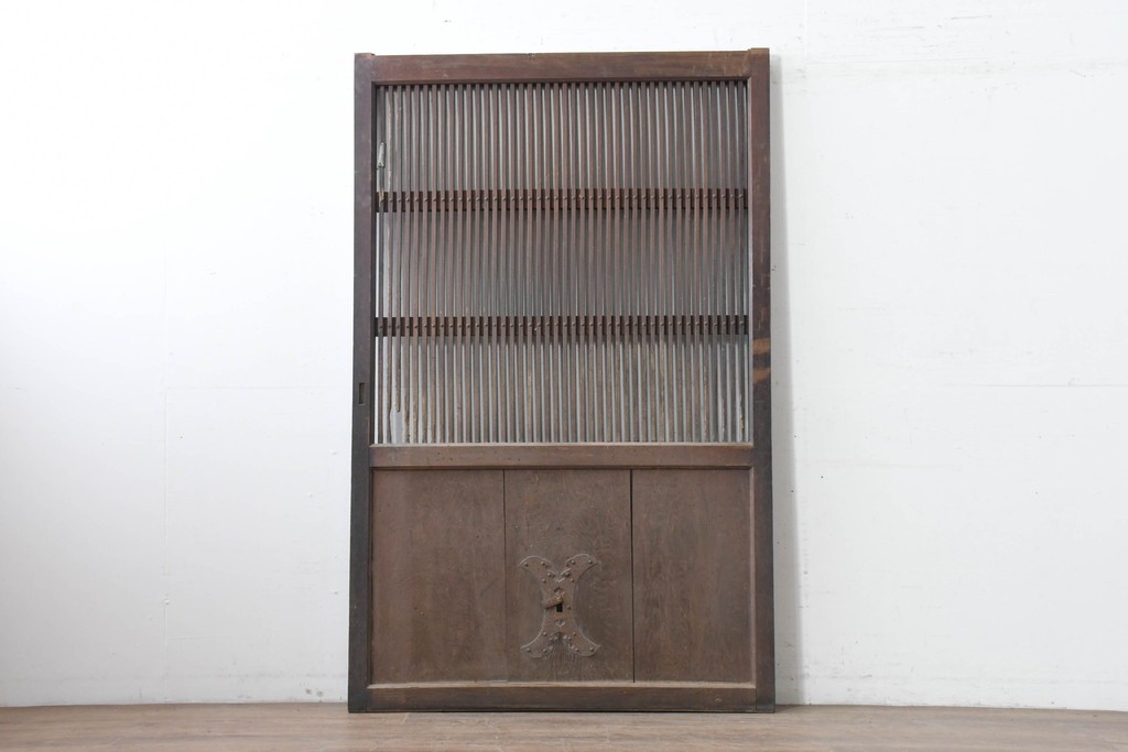 アンティーク建具　明治から大正期　栗(クリ)材　細やかな縦桟格子の蔵戸1枚　　(R-086520)