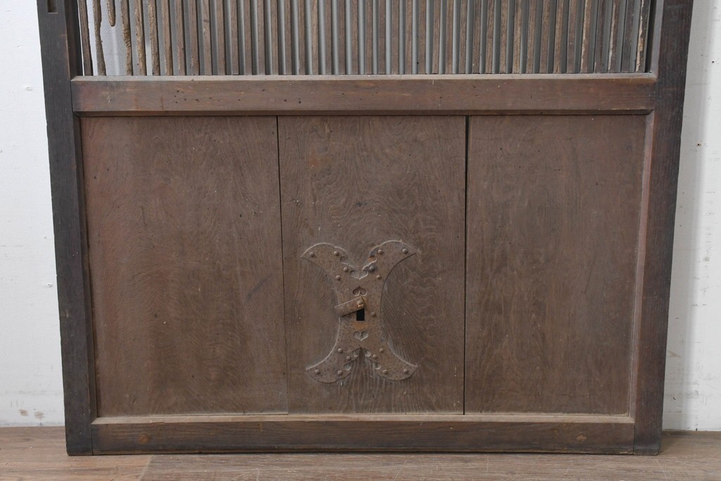 アンティーク建具　明治から大正期　栗(クリ)材　細やかな縦桟格子の蔵戸1枚　　(R-086520)