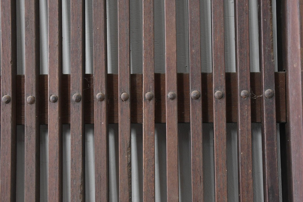 アンティーク建具　明治から大正期　栗(クリ)材　細やかな縦桟格子の蔵戸1枚　　(R-086520)