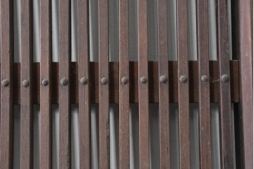 アンティーク建具　明治から大正期　栗(クリ)材　細やかな縦桟格子の蔵戸1枚　　(R-086520)