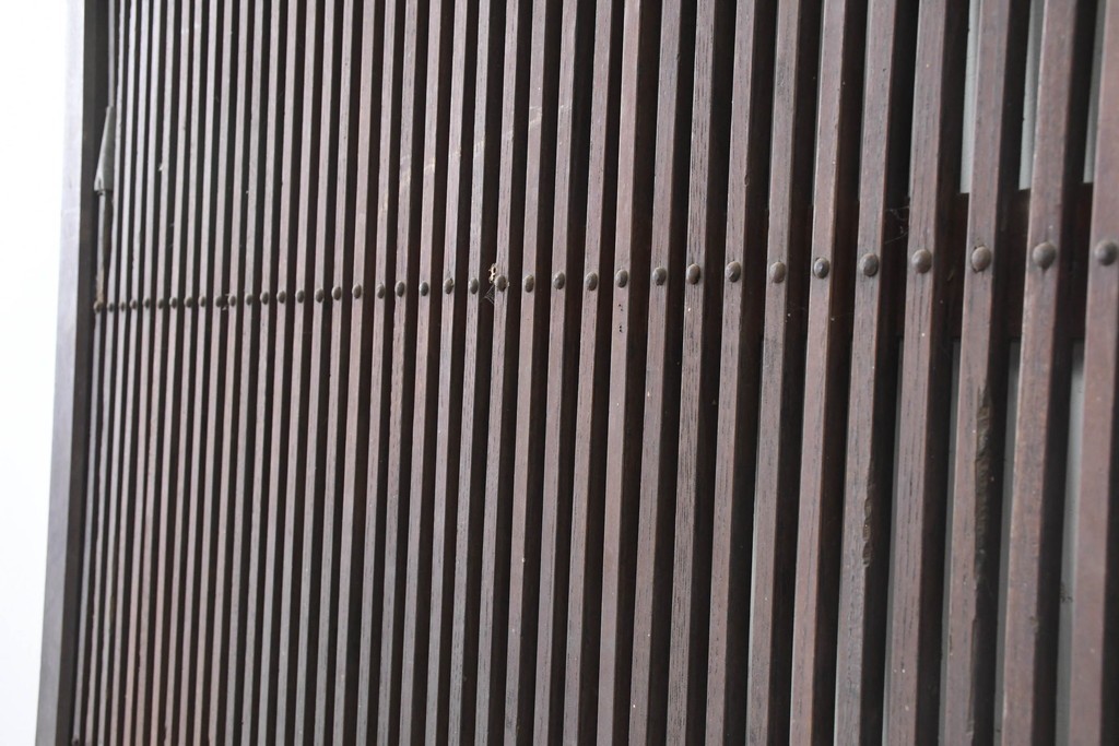 アンティーク建具　明治から大正期　栗(クリ)材　細やかな縦桟格子の蔵戸1枚　　(R-086520)