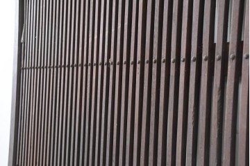 アンティーク建具　明治から大正期　栗(クリ)材　細やかな縦桟格子の蔵戸1枚　　(R-086520)