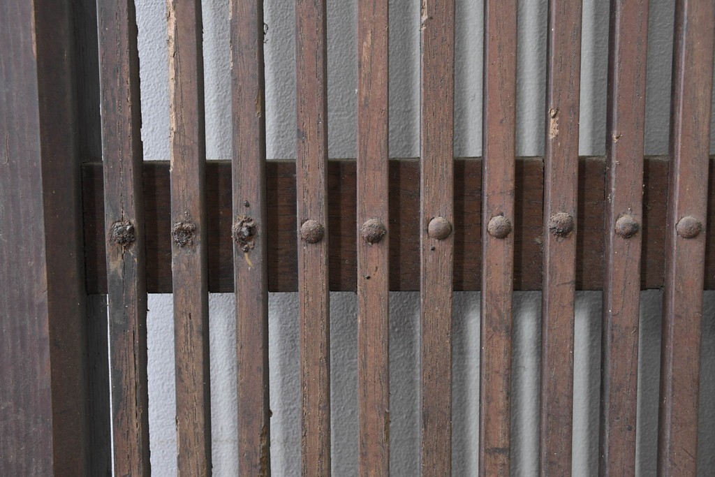 アンティーク建具　明治から大正期　栗(クリ)材　細やかな縦桟格子の蔵戸1枚　　(R-086520)