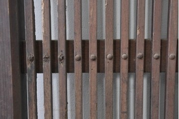 アンティーク建具　明治から大正期　栗(クリ)材　細やかな縦桟格子の蔵戸1枚　　(R-086520)