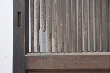 アンティーク建具　明治から大正期　栗(クリ)材　細やかな縦桟格子の蔵戸1枚　　(R-086520)