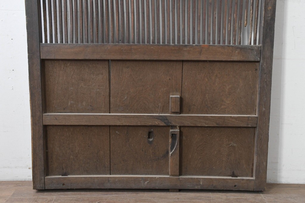 アンティーク建具　明治から大正期　栗(クリ)材　細やかな縦桟格子の蔵戸1枚　　(R-086520)