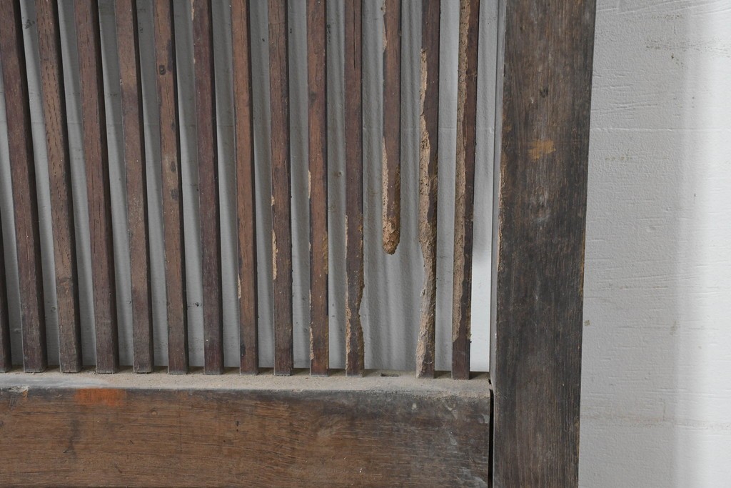 アンティーク建具　明治から大正期　栗(クリ)材　細やかな縦桟格子の蔵戸1枚　　(R-086520)