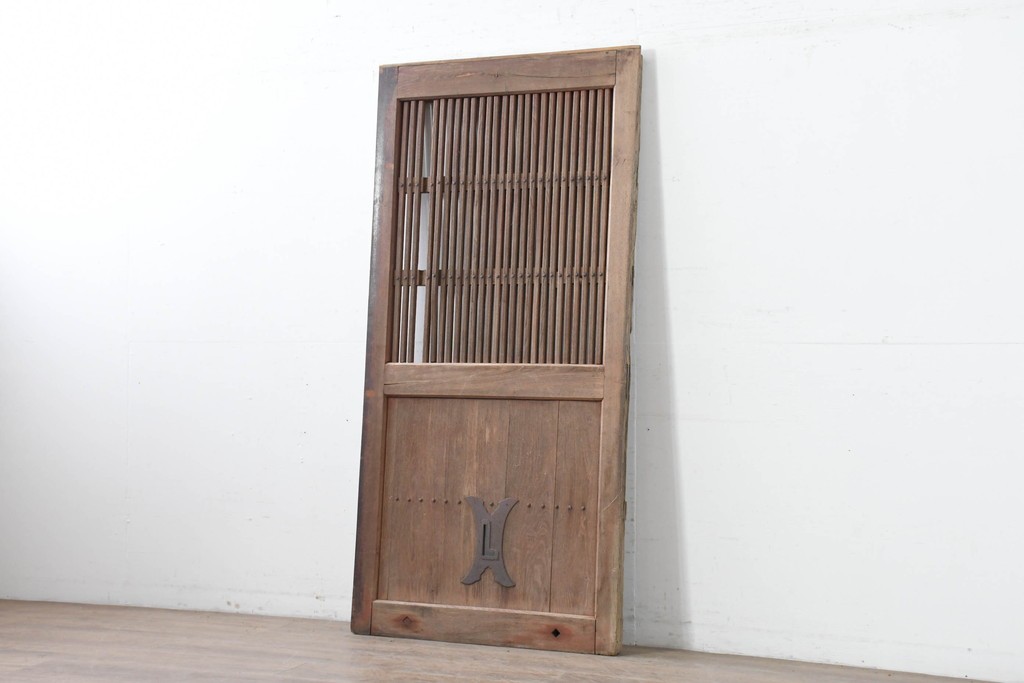 アンティーク建具　明治から大正期　細身の格子と意匠金具の幅狭格子蔵戸1枚　(R-086521)