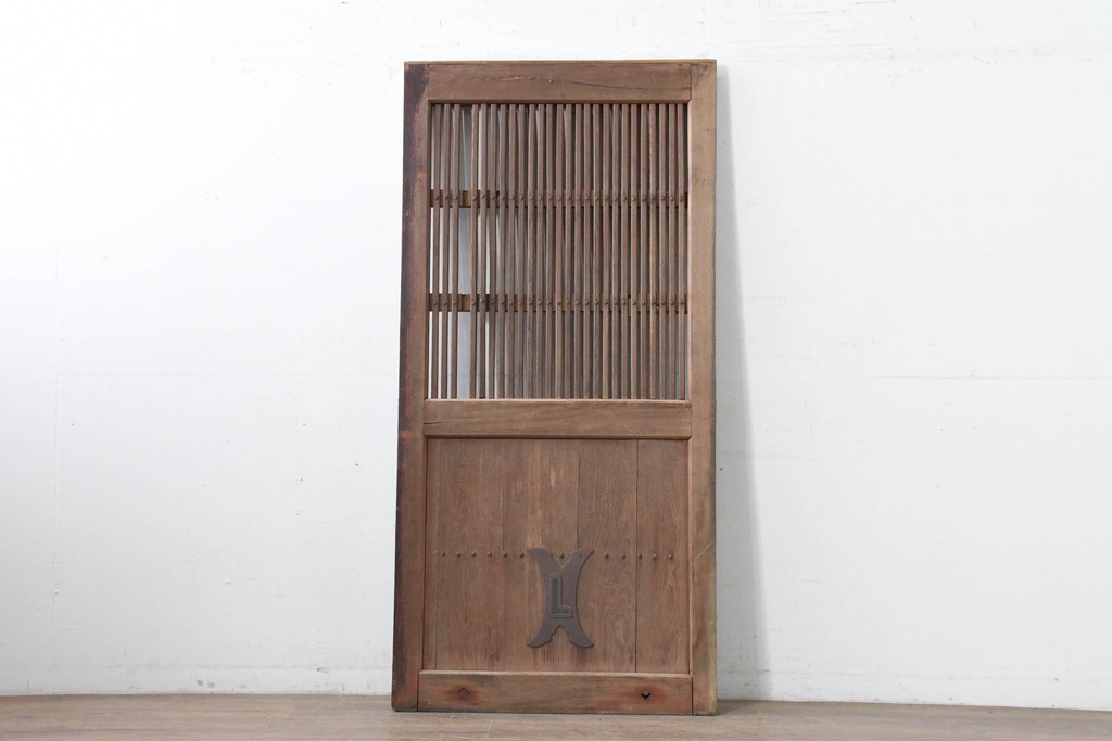 アンティーク建具　明治から大正期　細身の格子と意匠金具の幅狭格子蔵戸1枚　(R-086521)