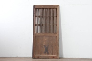 アンティーク建具　明治から大正期　細身の格子と意匠金具の幅狭格子蔵戸1枚　(R-086521)