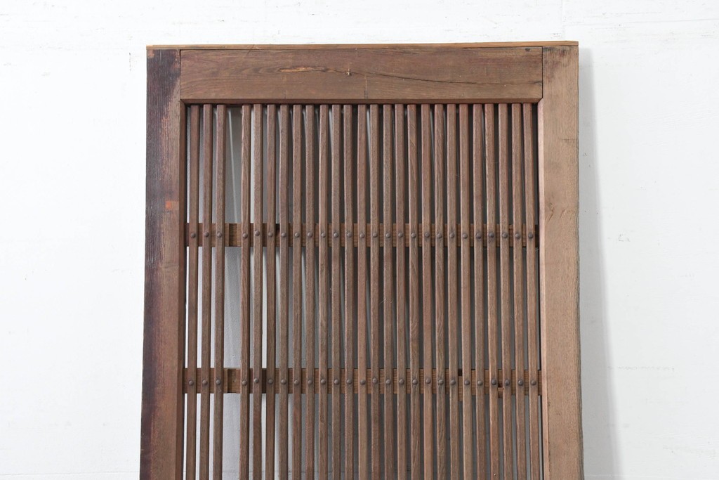 アンティーク建具　明治から大正期　細身の格子と意匠金具の幅狭格子蔵戸1枚　(R-086521)