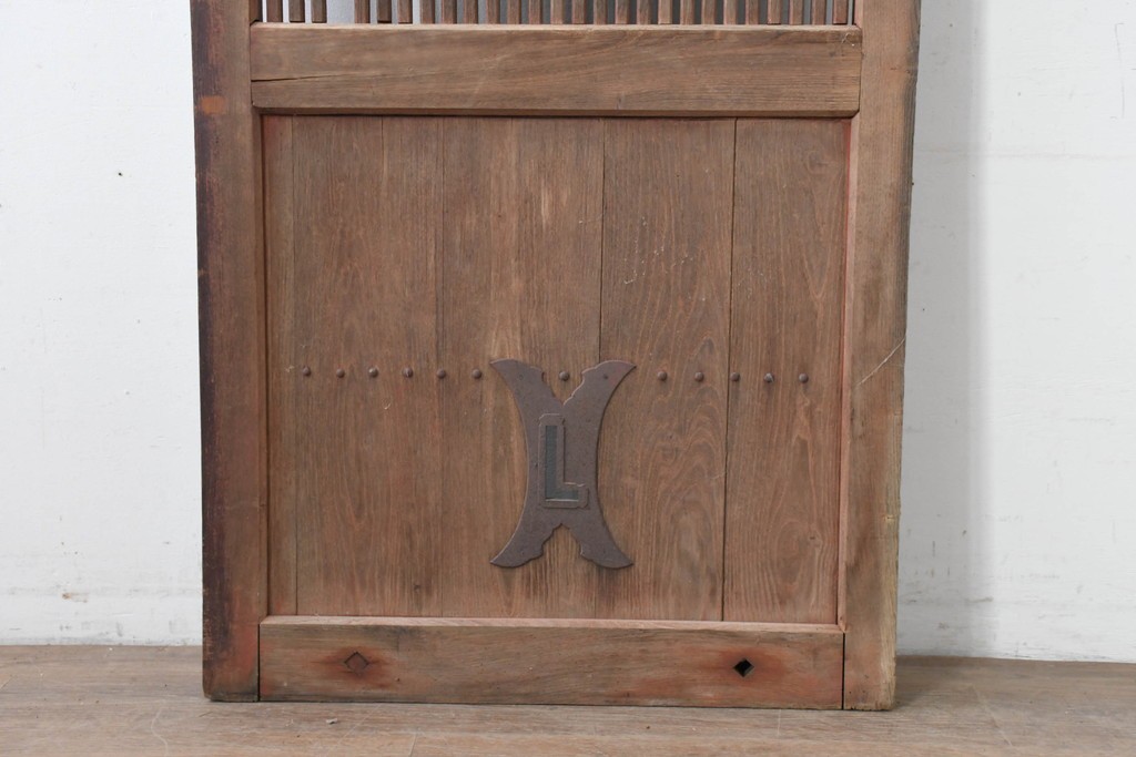 アンティーク建具　明治から大正期　細身の格子と意匠金具の幅狭格子蔵戸1枚　(R-086521)