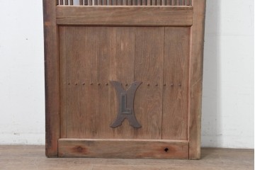 アンティーク建具　明治から大正期　細身の格子と意匠金具の幅狭格子蔵戸1枚　(R-086521)