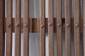 アンティーク建具　明治から大正期　細身の格子と意匠金具の幅狭格子蔵戸1枚　(R-086521)