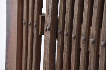 アンティーク建具　明治から大正期　細身の格子と意匠金具の幅狭格子蔵戸1枚　(R-086521)