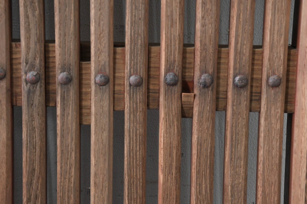 アンティーク建具　明治から大正期　細身の格子と意匠金具の幅狭格子蔵戸1枚　(R-086521)