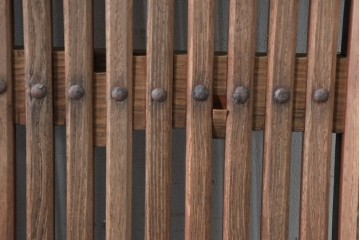 アンティーク建具　明治から大正期　細身の格子と意匠金具の幅狭格子蔵戸1枚　(R-086521)