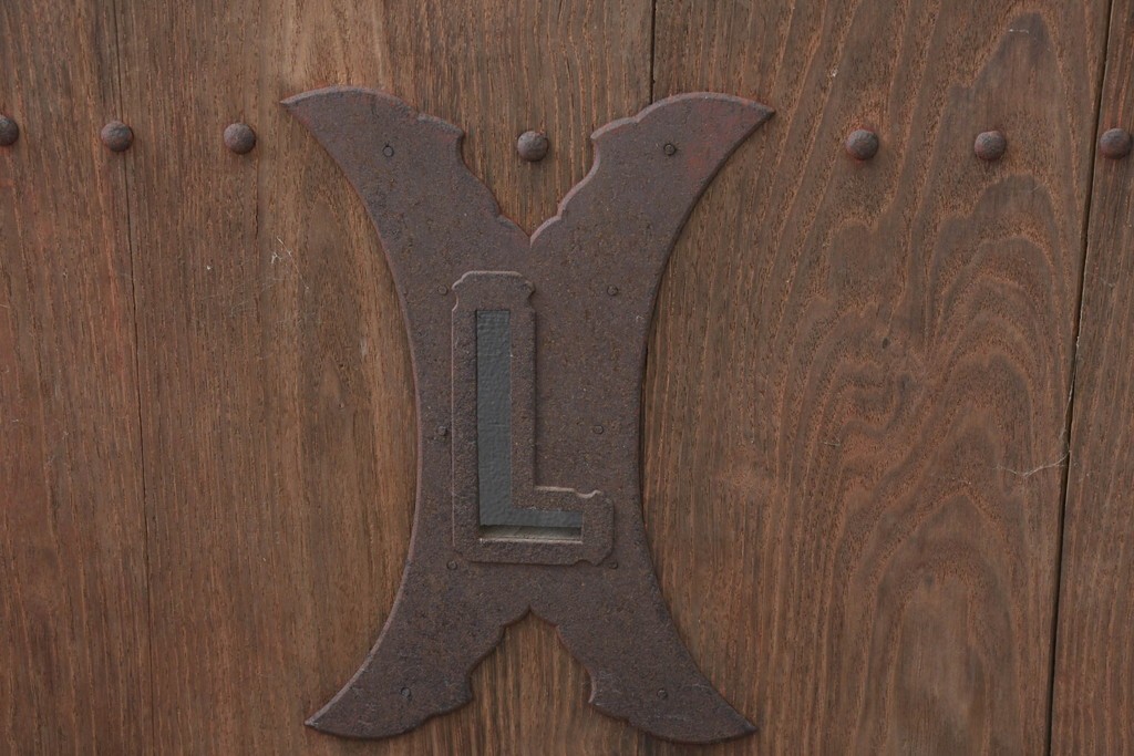 アンティーク建具　明治から大正期　細身の格子と意匠金具の幅狭格子蔵戸1枚　(R-086521)