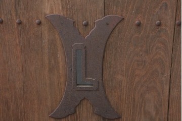 アンティーク建具　明治から大正期　細身の格子と意匠金具の幅狭格子蔵戸1枚　(R-086521)