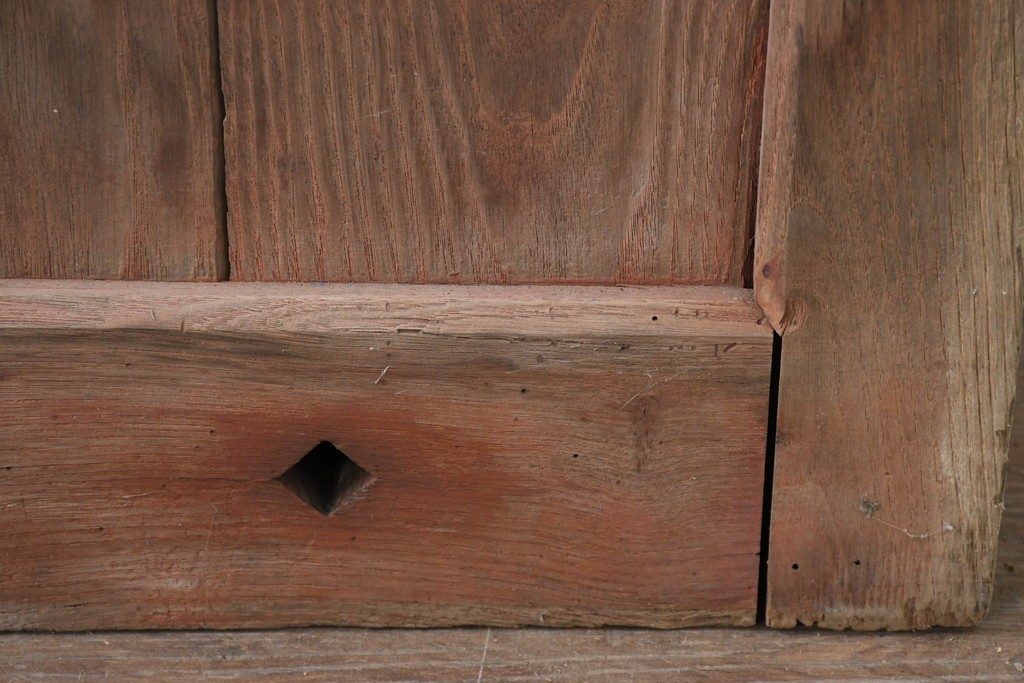 アンティーク建具　明治から大正期　細身の格子と意匠金具の幅狭格子蔵戸1枚　(R-086521)