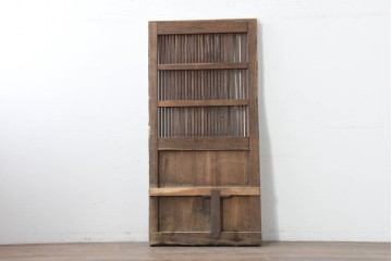 アンティーク建具　明治から大正期　細身の格子と意匠金具の幅狭格子蔵戸1枚　(R-086521)