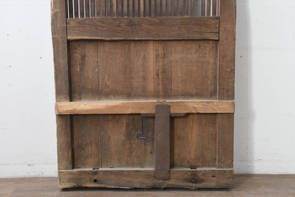 アンティーク建具　明治から大正期　細身の格子と意匠金具の幅狭格子蔵戸1枚　(R-086521)