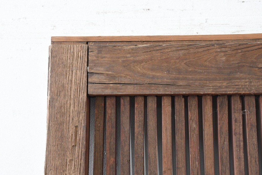 アンティーク建具　明治から大正期　細身の格子と意匠金具の幅狭格子蔵戸1枚　(R-086521)