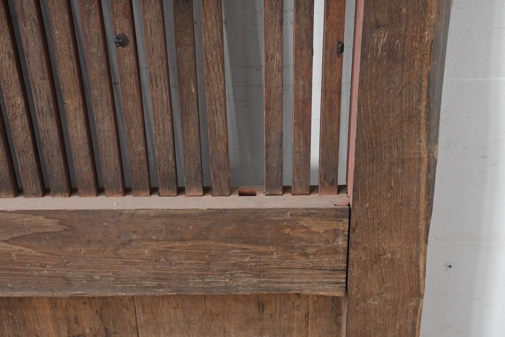 アンティーク建具　明治から大正期　細身の格子と意匠金具の幅狭格子蔵戸1枚　(R-086521)