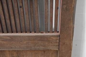 アンティーク建具　明治から大正期　細身の格子と意匠金具の幅狭格子蔵戸1枚　(R-086521)